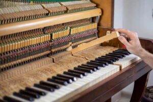 bảo trì đàn piano cơ bị ẩm