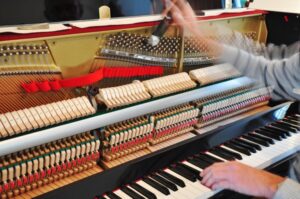 lên dây chỉnh dây piano cơ